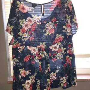 Very pretty blouse. Goes very well with a lot.